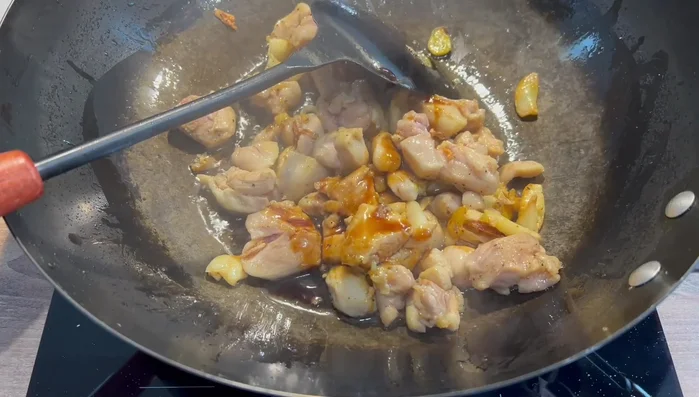 Ajouter la sauce et les poireaux. (104.64)