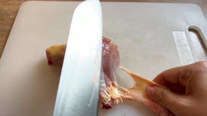 Préparer la viande : Couper les cuisses de poulet en morceaux. (12.48)