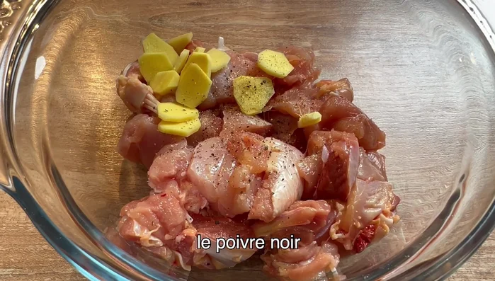 Assaisonner la viande avec du gingembre, du poivre noir, du sel et un peu de vin blanc. Laisser reposer 15 minutes. (31.399)