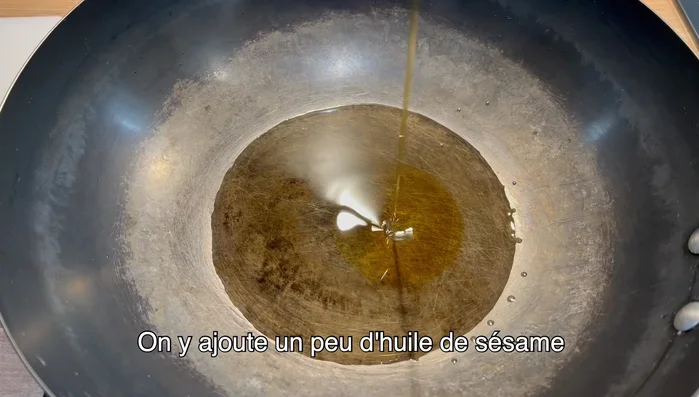 Faire revenir l'ail et le gingembre dans une poêle jusqu'à ce qu'ils soient dorés. (77.46)