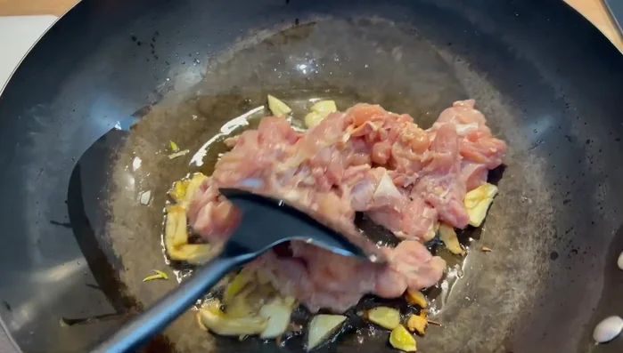 Ajouter le poulet et faire cuire à feu vif pendant 3 à 4 minutes. (91.38)
