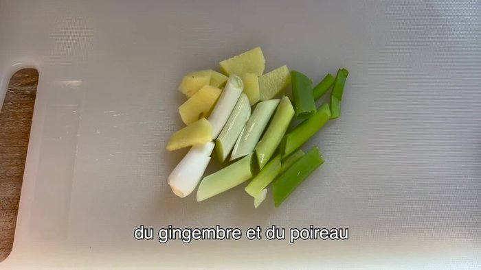 Faire cuire le poulet avec du gingembre et de l'eau.