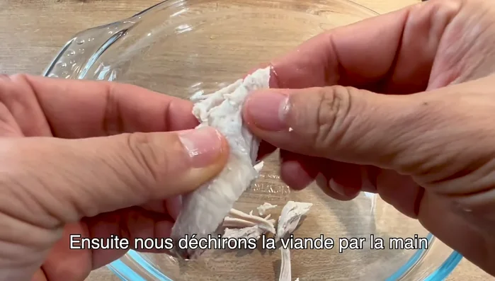 Déchirer la viande à la main.