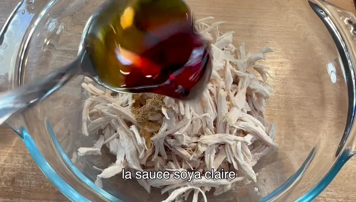 Ajouter la poudre 5 épices, la sauce soja, et la sauce huître.
