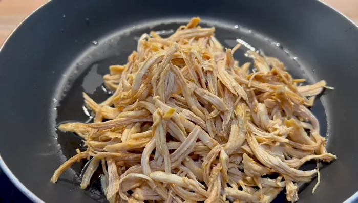 Faire frire doucement jusqu'à ce que la viande soit dorée.