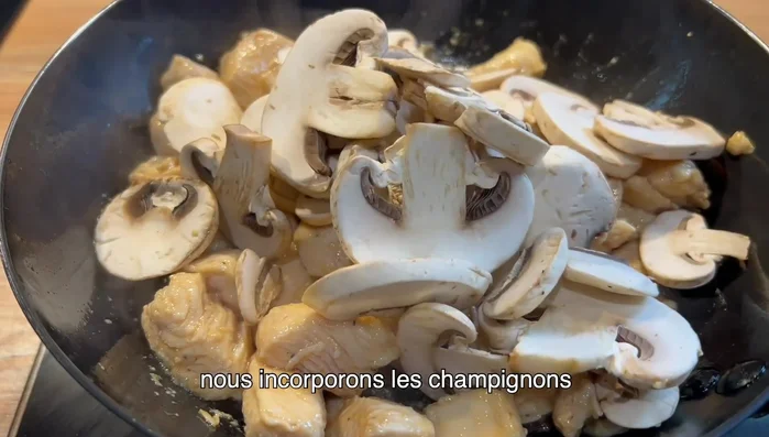 Deux minutes plus tard, ajouter les champignons.