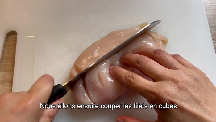 Couper les filets de poulet en cubes.