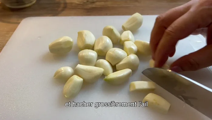 Hacher grossièrement l'ail.