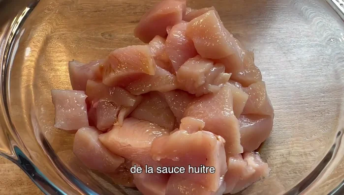 Assaisonner le poulet avec de la sauce soja claire, de la sauce huître, du poivre noir et de l'huile. Laisser reposer 20 minutes.