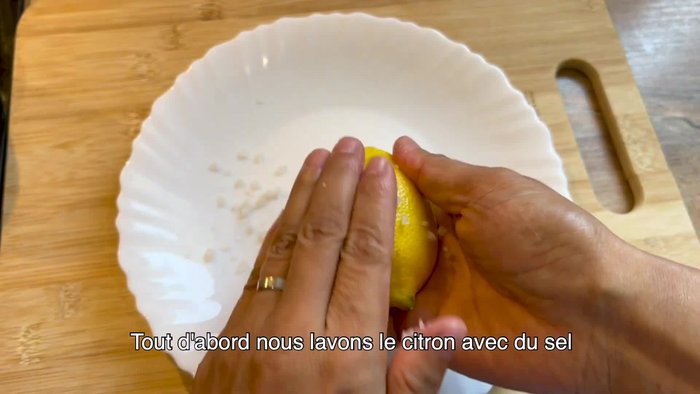 Lavez les citrons avec du sel.