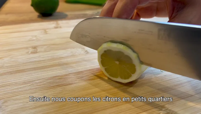 Coupez les citrons en petits quartiers.
