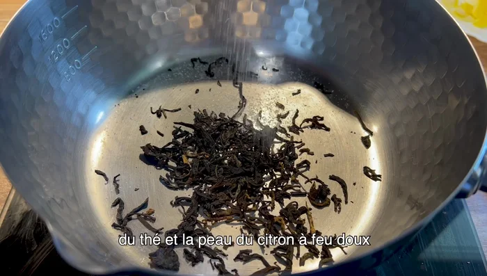 Faites chauffer du sucre, du thé et la peau du citron à feu doux jusqu'à ce que le sucre devienne doré.