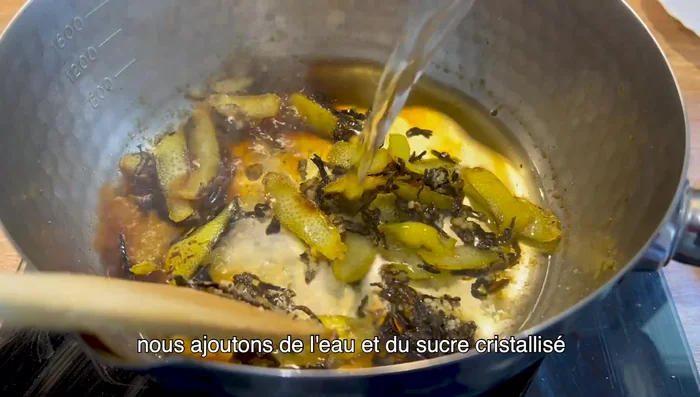 Ajoutez de l'eau et du sucre cristallisé.