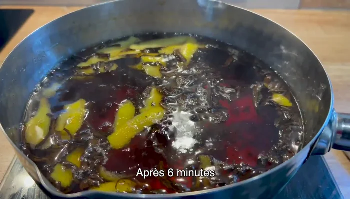 Après 6 minutes, éteignez le feu, retirez le mélange et laissez-le refroidir naturellement.