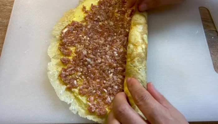 Rouler les galettes pour former des rouleaux.