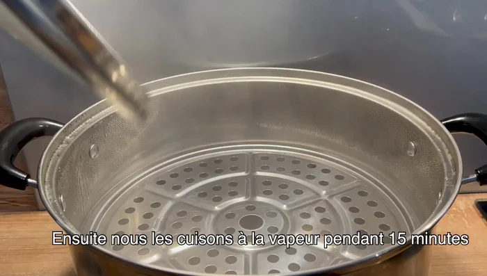 Cuire les rouleaux à la vapeur pendant 15 minutes.