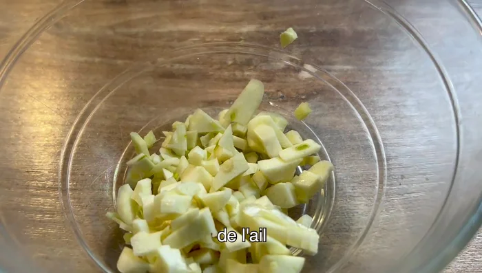 Préparation de la sauce : Mélanger le gingembre, l'ail, le poireau, la sauce soja crème, la sauce et l'huile chaude.