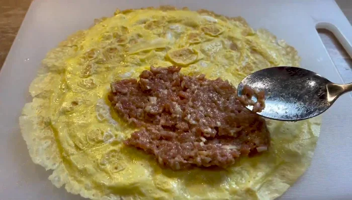 Étaler une couche de farce sur chaque galette.