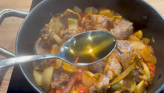 Ajouter la sauce soja claire et la sauce huître. Bien mélanger (119.96)