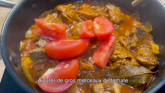 Ajouter de gros morceaux de tomates et du sel au besoin (147.54)