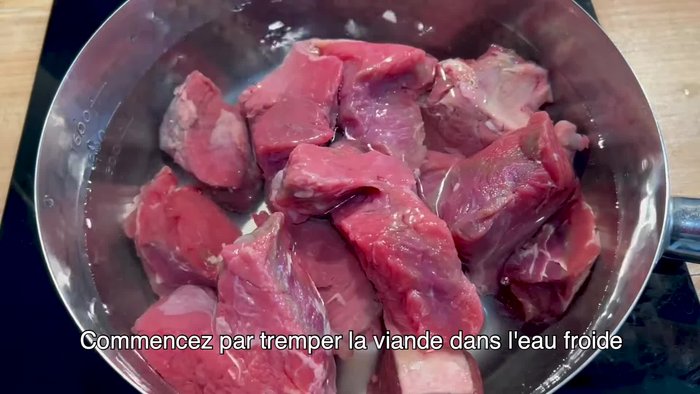 Tremper la viande dans l'eau froide pendant plusieurs minutes (5.94)