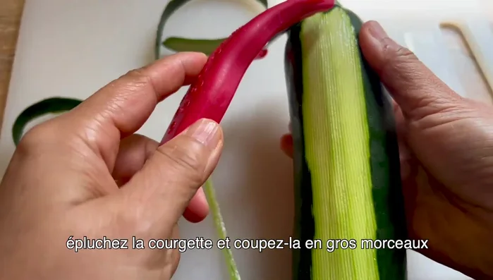 Éplucher la courgette et la couper en gros morceaux.