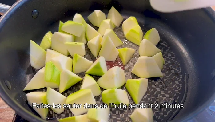Faire sauter les morceaux de courgette dans l'huile pendant 2 minutes, jusqu'à ce qu'ils soient tendres.