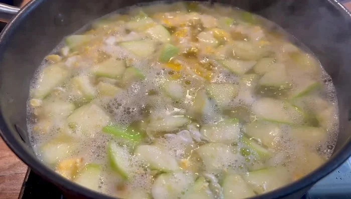 Ajouter de l'ail, du sel, du poivre, des crevettes et des pailles de cochi.