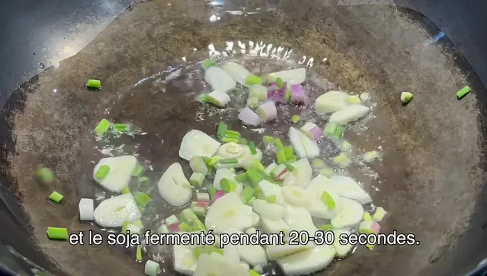 Faire revenir l'ail, le poireau et le soja fermenté pendant 20 à 30 secondes.