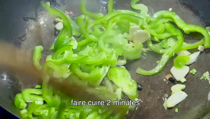 Ajouter le poivron vert et faire cuire pendant 2 minutes.