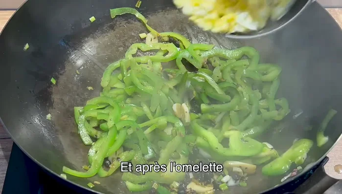 Ajouter l'omelette.