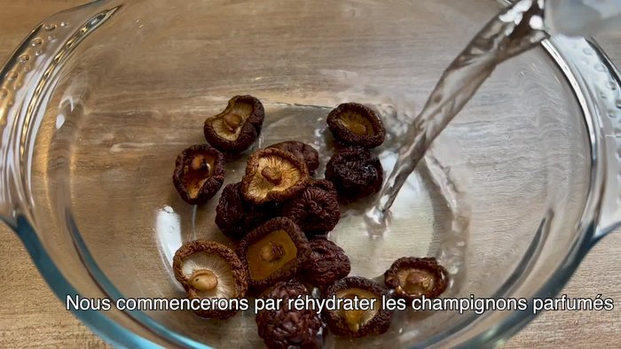 Faites tremper les champignons dans de l'eau tiède pendant 30 minutes.