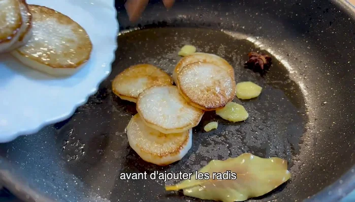 Ajoutez les radis, les champignons et leur jus à la poêle.