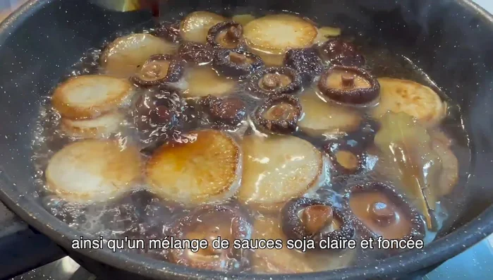Incorporez un mélange de sauce soja clair, de sauce soja foncé et de sauce huître.