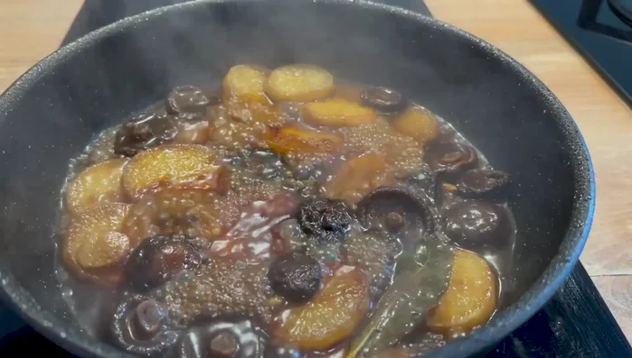 Ajoutez une touche de sucre et de jus d'amidon pour équilibrer les saveurs.