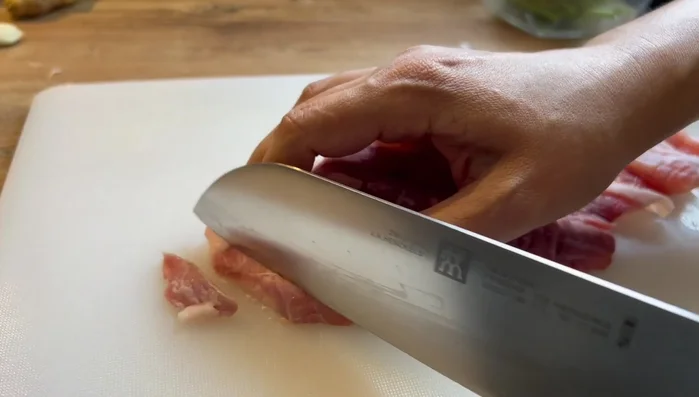 Préparer les haricots verts, le porc, le gingembre, l’ail et le poireau.
