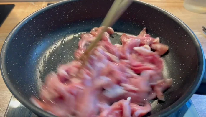 Faire sauter le porc en ajoutant de la poudre de 5 parfums.