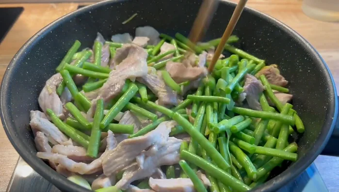 Ajouter les haricots verts, puis l’eau.