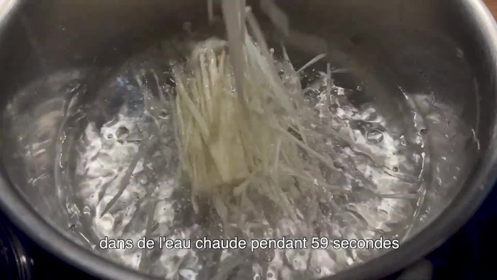 Commencez par cuire les champignons et les carottes dans l'eau chaude pendant 59 secondes.