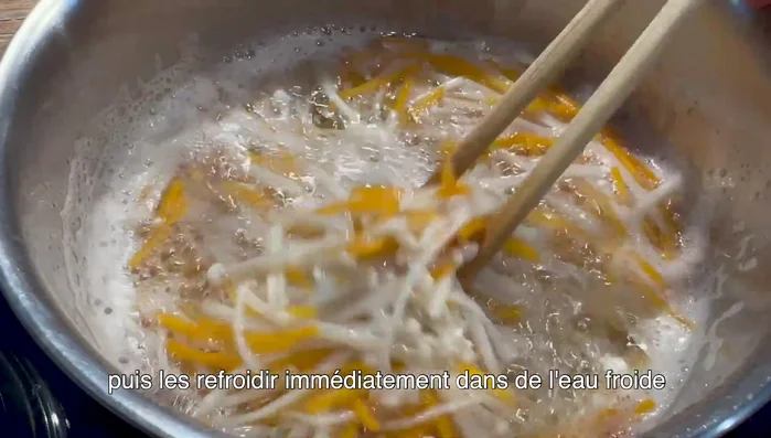 Refroidir immédiatement les champignons et les carottes dans l'eau froide.