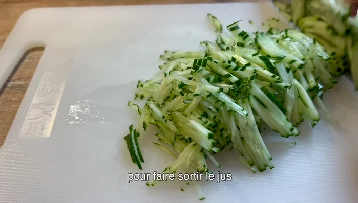 Préparer le concombre en y ajoutant un peu de sel pour faire sortir le jus.