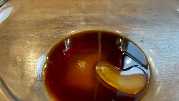 Pour la sauce, mélanger de la sauce soja, du vinaigre, de l'huile de sésame, du sucre, de l'ail et du piment (facultatif).