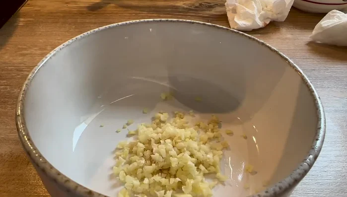 Préparation de la sauce : Ingrédients non précisés dans la transcription, mentionne ail, gingembre, poireaux, sauce japonaise, sucre et eau. (101.86)