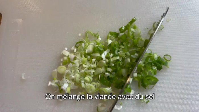 Mélanger la viande de porc hachée avec du sel, du poivre blanc, de la sauce soja et du gingembre. Laisser reposer 10 minutes. (09.13)