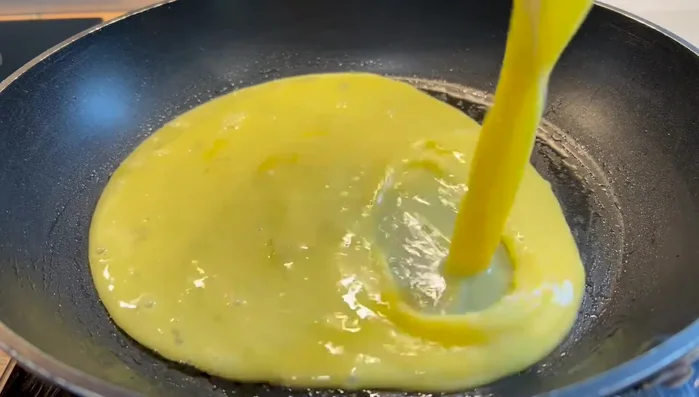 Faire une galette avec la préparation à base d'oignons. (51.23)