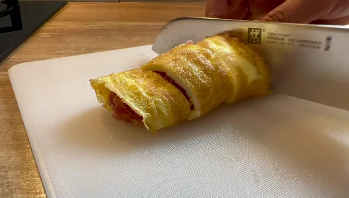 Rouler la galette en forme de rouleau. Couper le rouleau en plusieurs morceaux. (80.06)