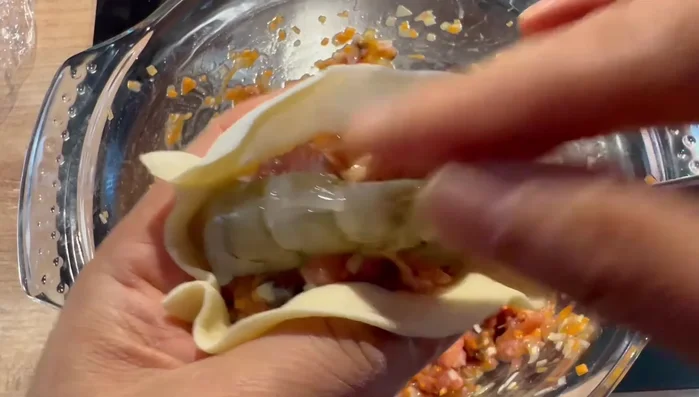 Fermez les raviolis sur deux côtés.