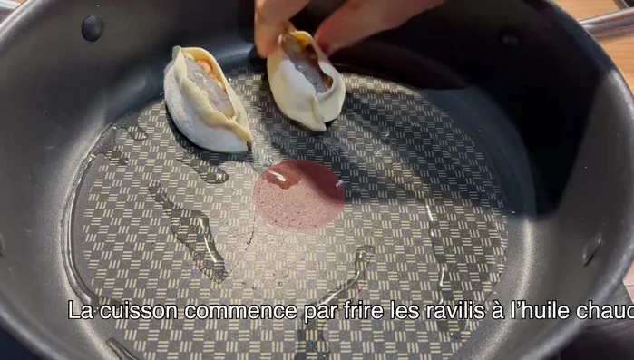 Faites frire les raviolis dans de l'huile jusqu'à ce qu'ils soient dorés.