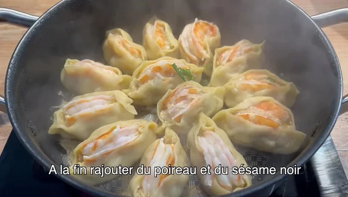 Ajoutez du poireau et du sésame noir à la fin de la cuisson.