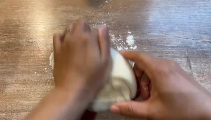 Formez des galettes de farce. Vous pouvez utiliser de la pâte à pizza si vous préférez.